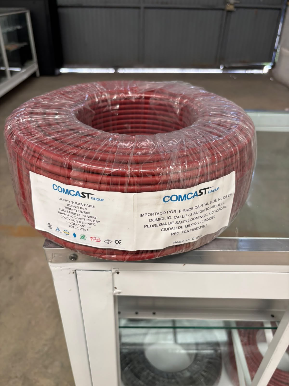 Cable fotovoltaico Comcast 10 AWG rojo 2000 V, rollo de 100 m, UL 4703 - foto real Cable fotovoltaico Comcast 10 AWG rojo 2000 V, rollo de 100 m, UL 4703 - foto real