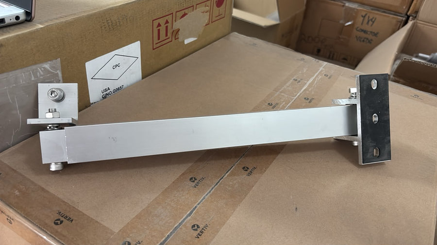 Soporte frontal ajustable Comcast CRac L40, techo plano (Paquete de 2 piezas) - foto real