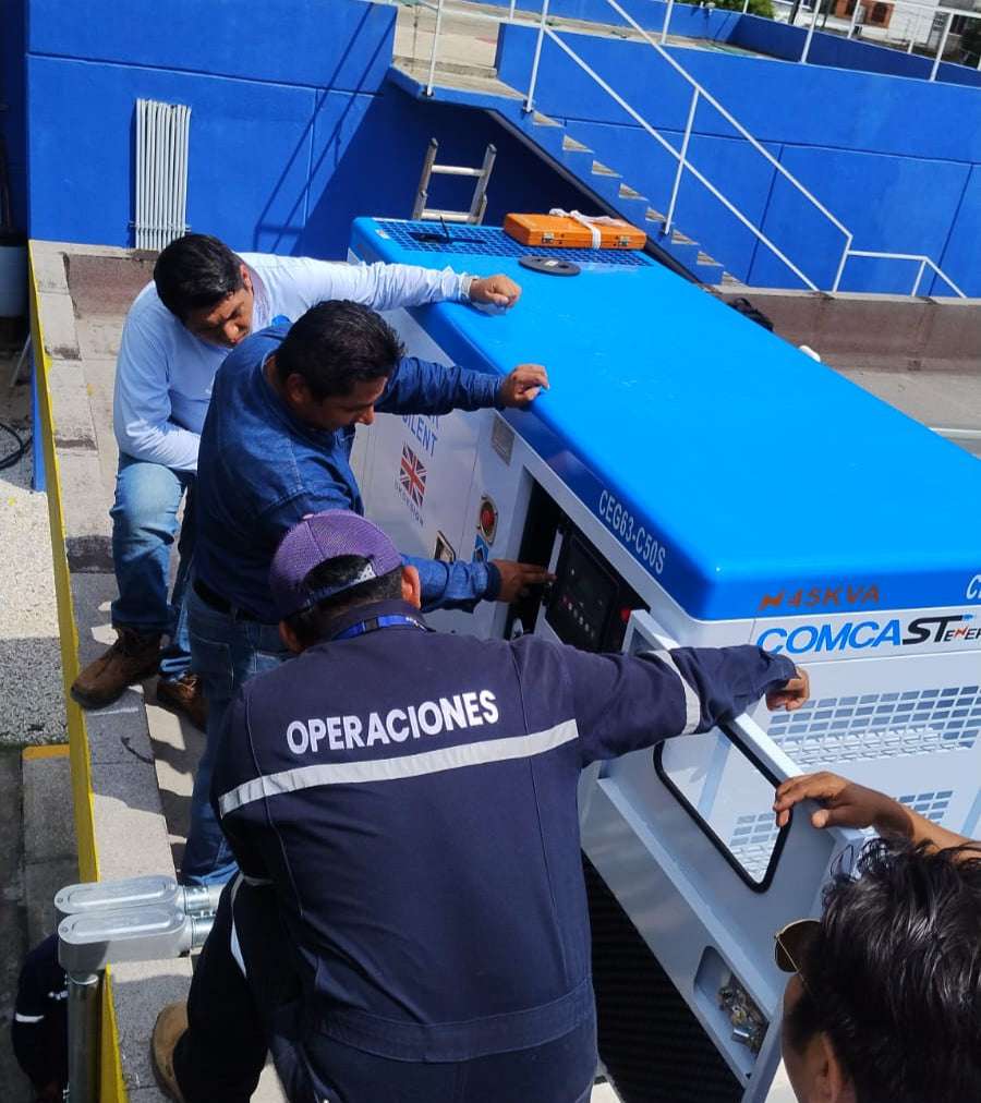 Equipo de Comcast Energy instalando un generador