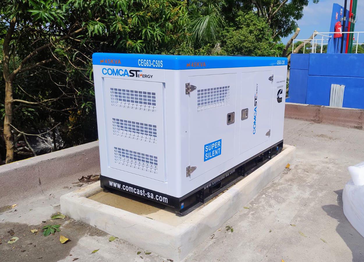 Planta de luz Comcast Energy instalada y operando en sitio